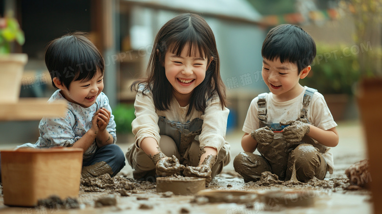 孩子们开心的一起玩泥巴图片