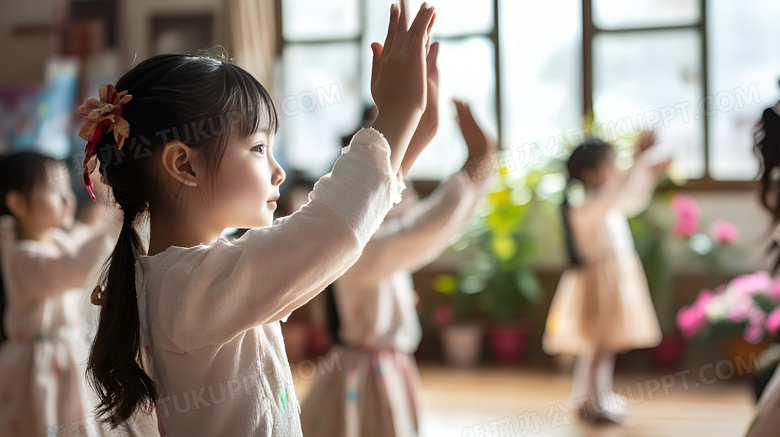 舞蹈兴趣班里跳舞的女孩图片