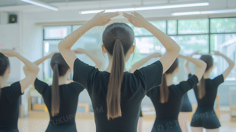 舞蹈兴趣班里跳舞的女孩背影