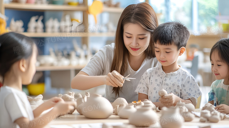 陶艺兴趣班里正在制作陶瓷的老师和孩子图片