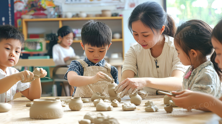 老师和孩子制作陶瓷图片