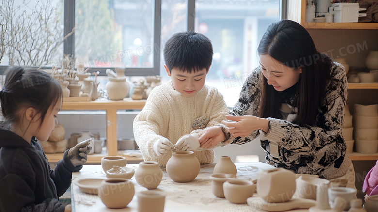 陶艺兴趣班里正在制作陶瓷的老师和孩子图片