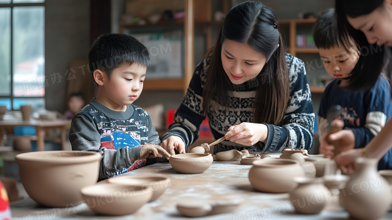 正在制作陶瓷的老师和孩子图片