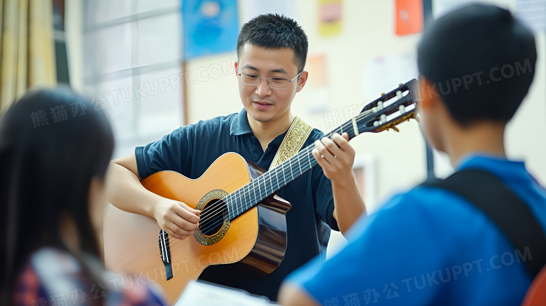 吉他兴趣班的老师与同学图片