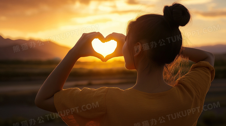 女孩对着夕阳比心图片