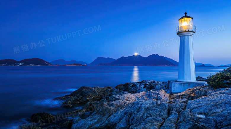 夜晚海边灯塔风景图片