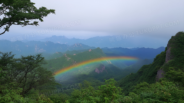 山区的彩虹场景图片