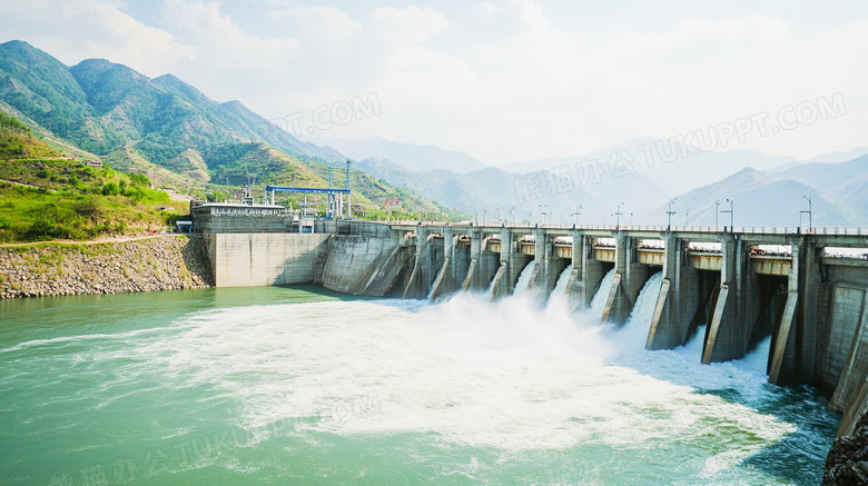 开闸放水中的水利大坝建筑图片