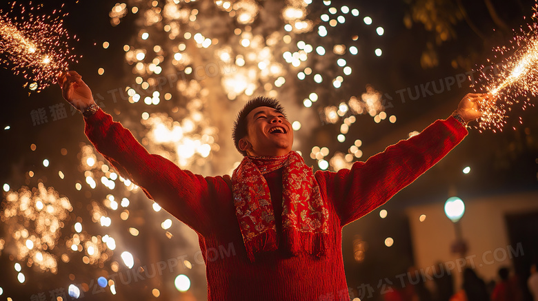 穿着新年衣服的男子在放烟花图片