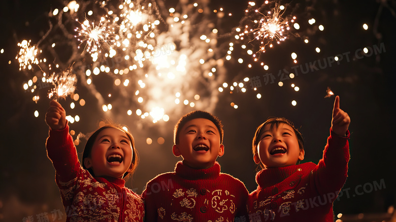 穿着新年衣服的几个小孩在放烟花图片