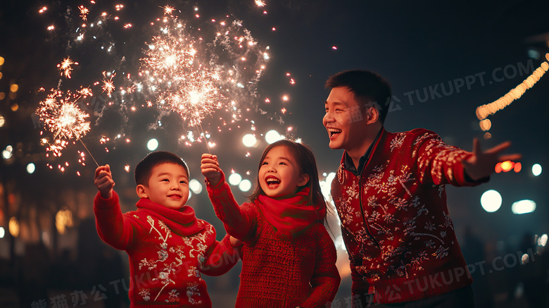 穿着新年衣服的一家人在放烟花图片