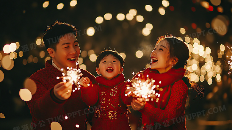 穿着新年衣服的一家人在放烟花图片