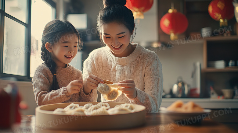 春节新年家人包饺子图片