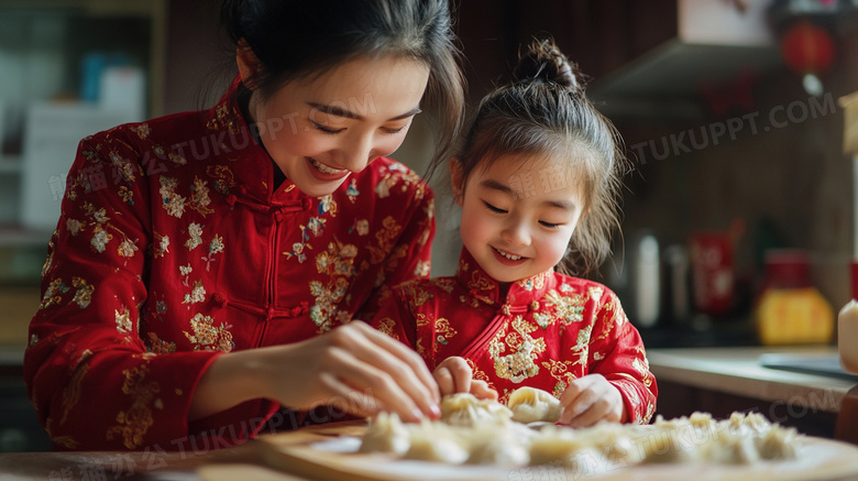 春节过年母女一起包饺子图片