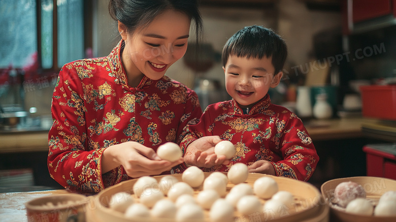 春节过年母子正在包汤圆图片