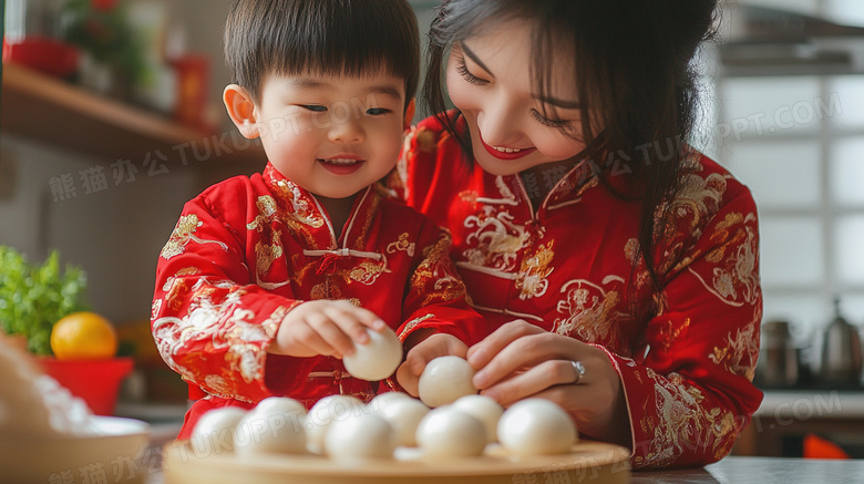 春节过年母子正在包汤圆图片