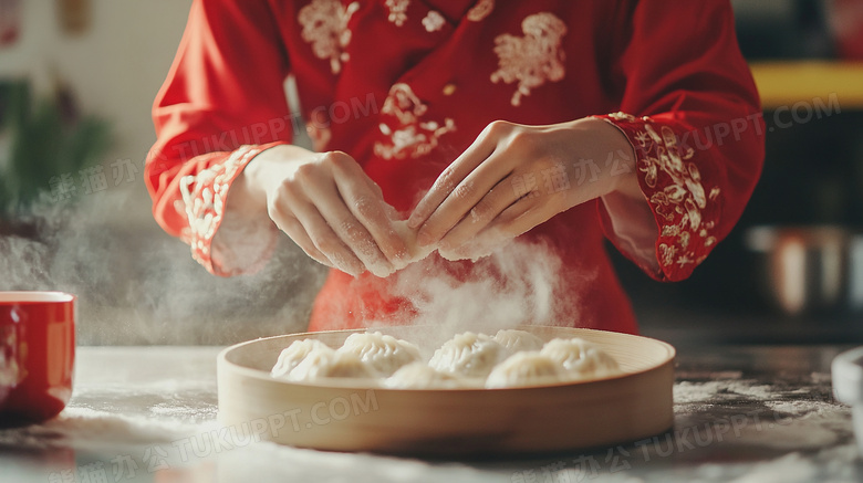 春节过年正在包饺子图片