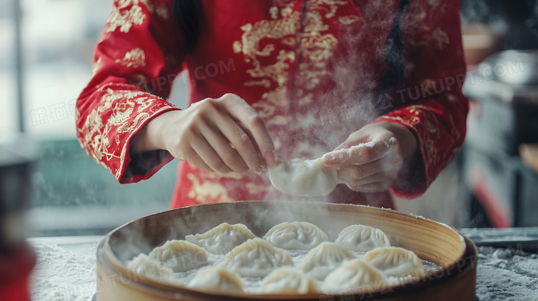 春节过年正在包饺子图片