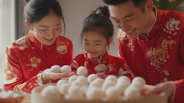 春节新年一家人包汤圆图片