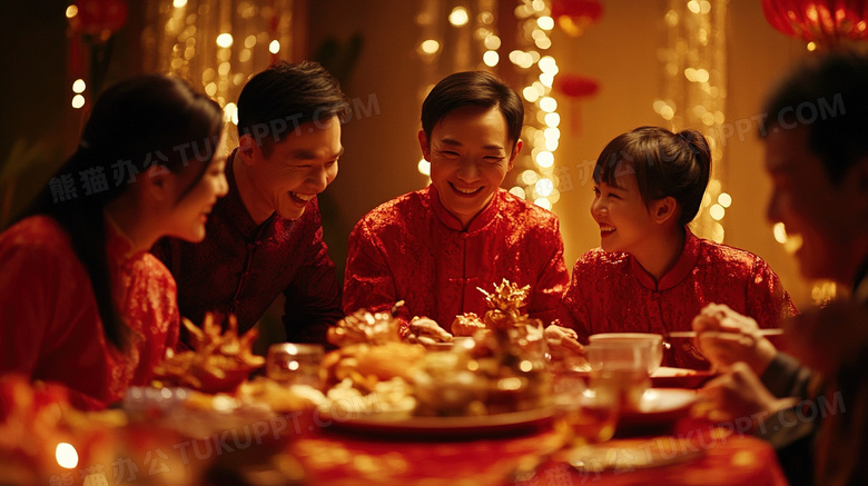 春节新年一家人正在吃年夜饭图片