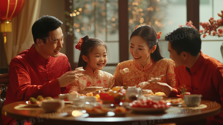 春节新年一家人正在吃年夜饭图片