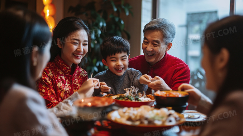 春节新年一家人正在吃年夜饭图片