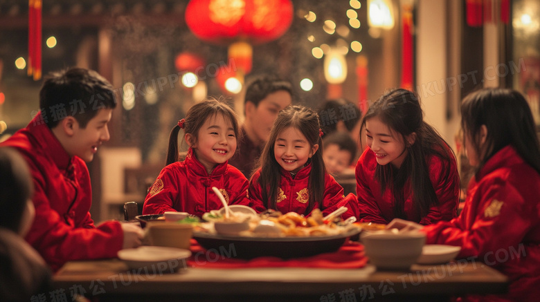 春节新年一家人正在吃年夜饭图片