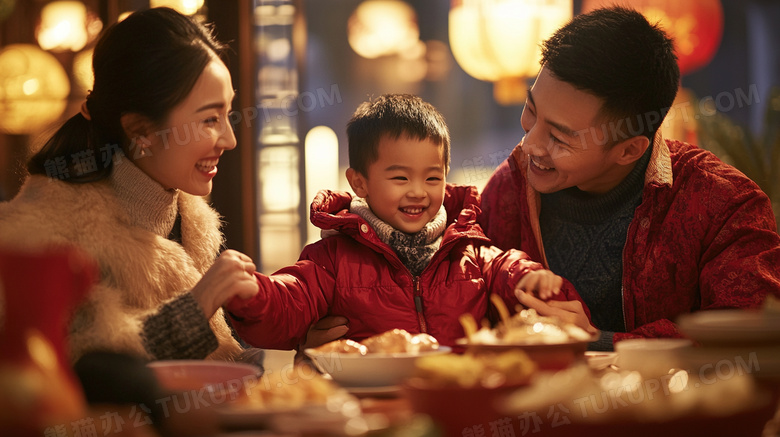 春节新年一家人正在吃年夜饭图片