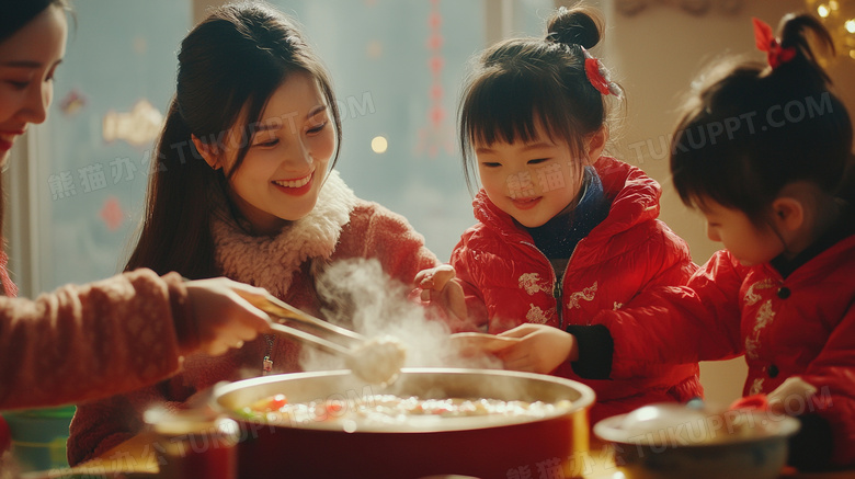 春节新年一家人正在吃年夜饭图片