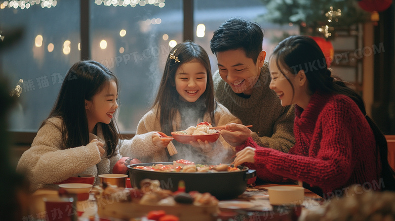 春节新年一家人正在吃年夜饭图片