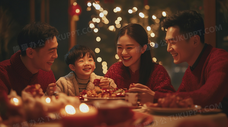 春节新年一家人正在吃年夜饭图片