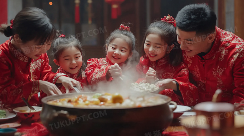 春节新年一家人正在吃年夜饭图片