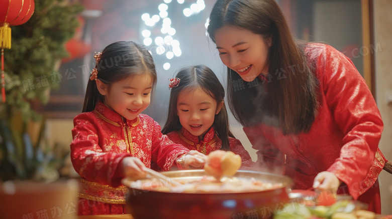 春节新年一家人正在吃年夜饭图片