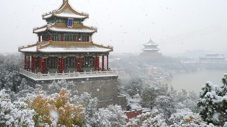 雪天冬天老式建筑物下雪雪景图片