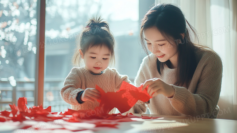 春节新年妈妈和孩子做窗花剪纸图片