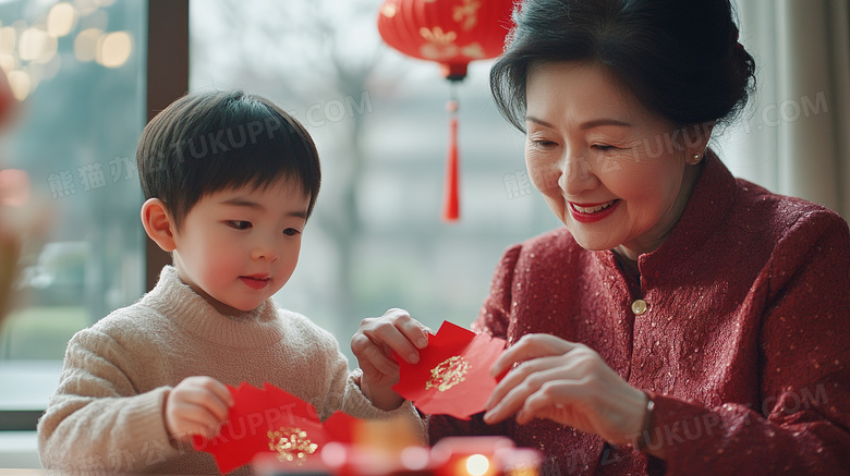 新年春节奶奶和孩子做窗花贴纸剪纸