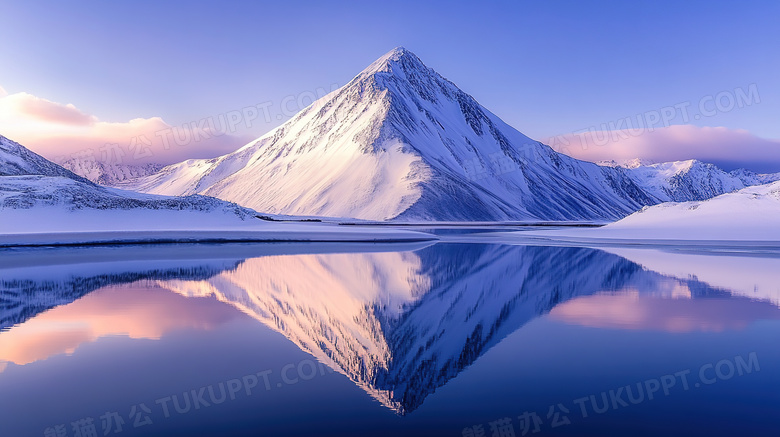 冬季下雪天雪景美景雪山倒影图片