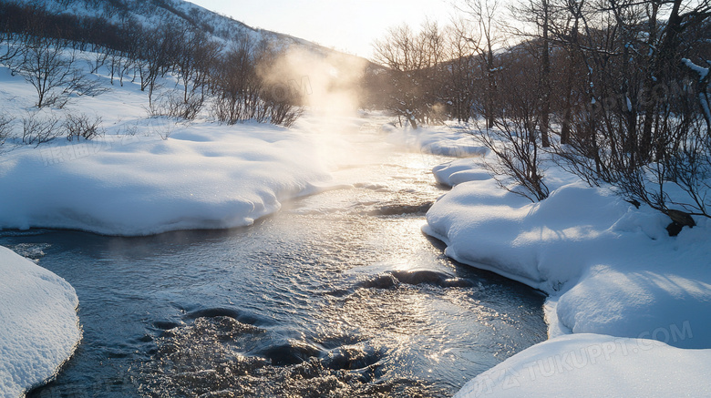 雪景下山谷蜿蜒的溪流图片