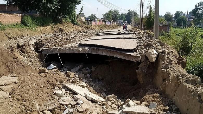 地震后倒塌的道路场景特写图片