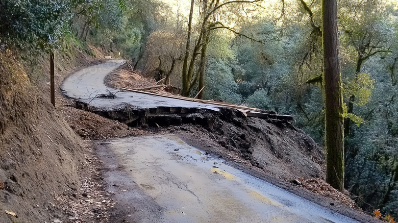 地震后倒塌的山路场景特写图片