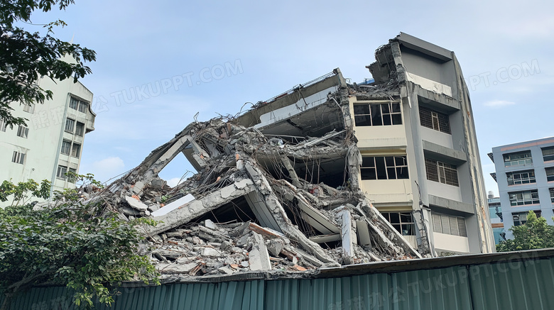 地震后倒塌的房屋遗址场景特写图片