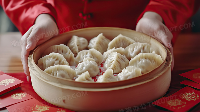 新年放在桌上的一盘饺子图片