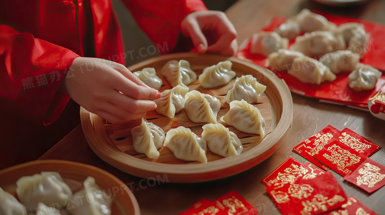 新年放在桌上的一盘饺子图片