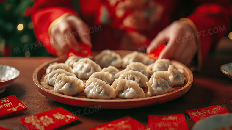 新年放在桌上的一盘饺子图片