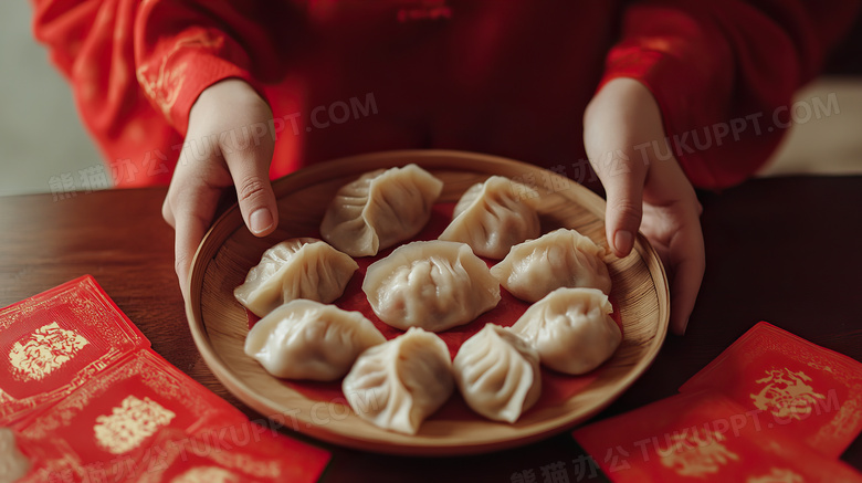 新年放在桌上的一盘饺子图片