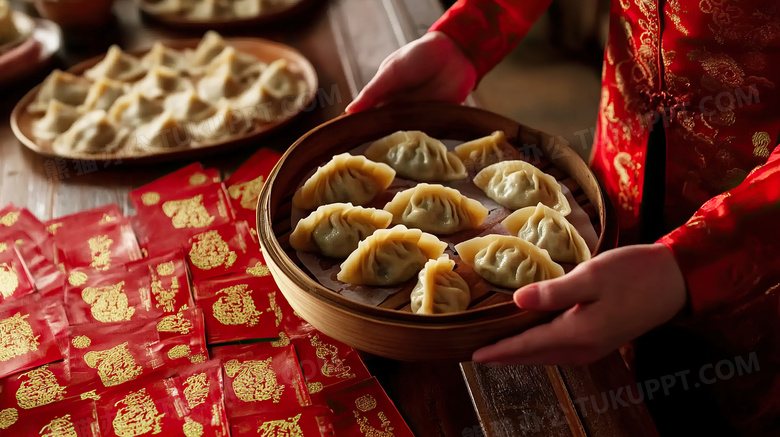 新年放在桌上的一盘饺子图片