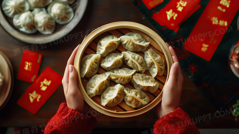 新年放在桌上的一盘饺子图片