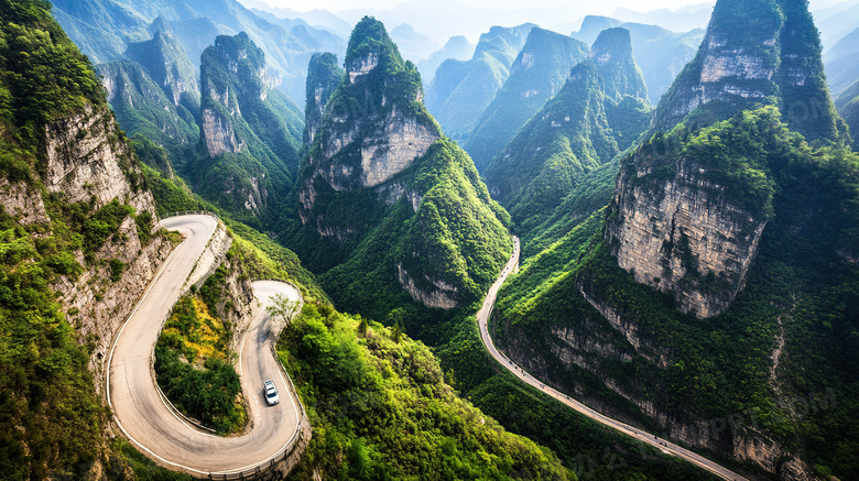 崎岖蜿蜒曲折的盘山公路远景鸟瞰图图片