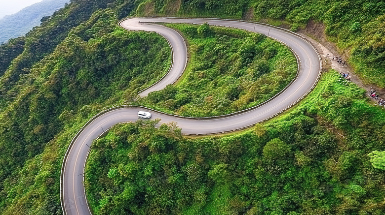 崎岖蜿蜒曲折的盘山公路远景图片