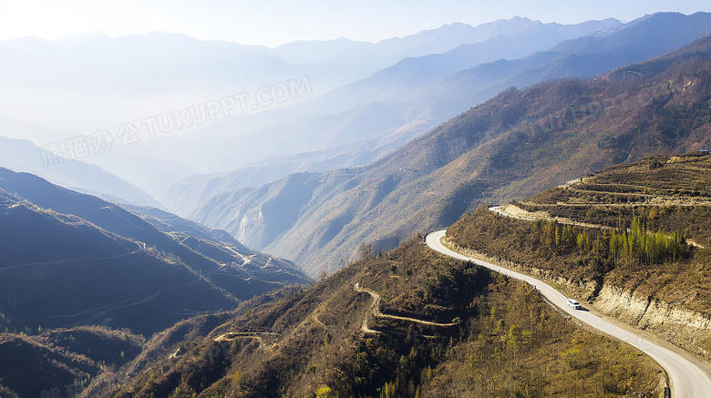 蜿蜒曲折的盘山公路远景图片